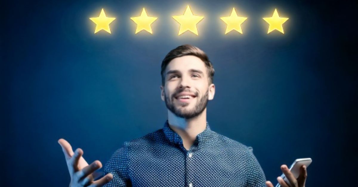 pessoa fazendo um comentario num produto pelo google e 3 estrelas de avaliação em sequencia