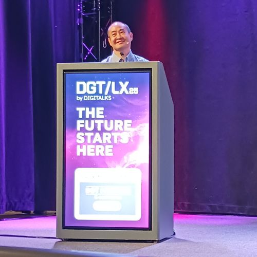 Dennis Yu, CEO da BlitzMetrics, foi um dos principais destaques do evento. Na sua palestra "AI Warfare: Winning in SEO + Social in 2025